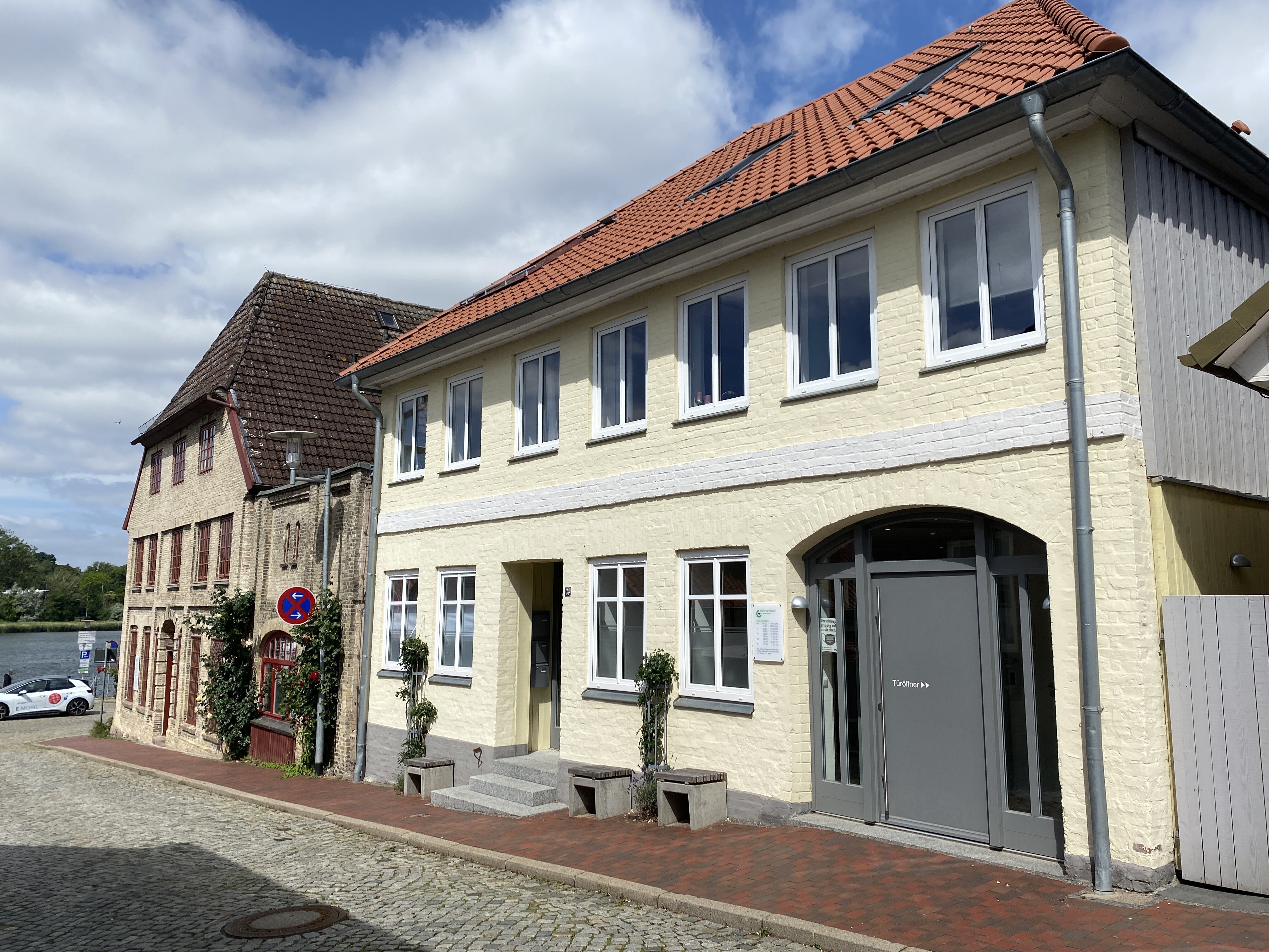 Außenansicht vom Ärztezentrum am Binnenwasser