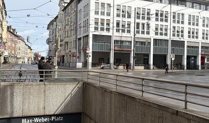 Gebäude Ärztezentrum Einsteinstraße München, Straßenbahnhaltestelle Max-Weber-Platz