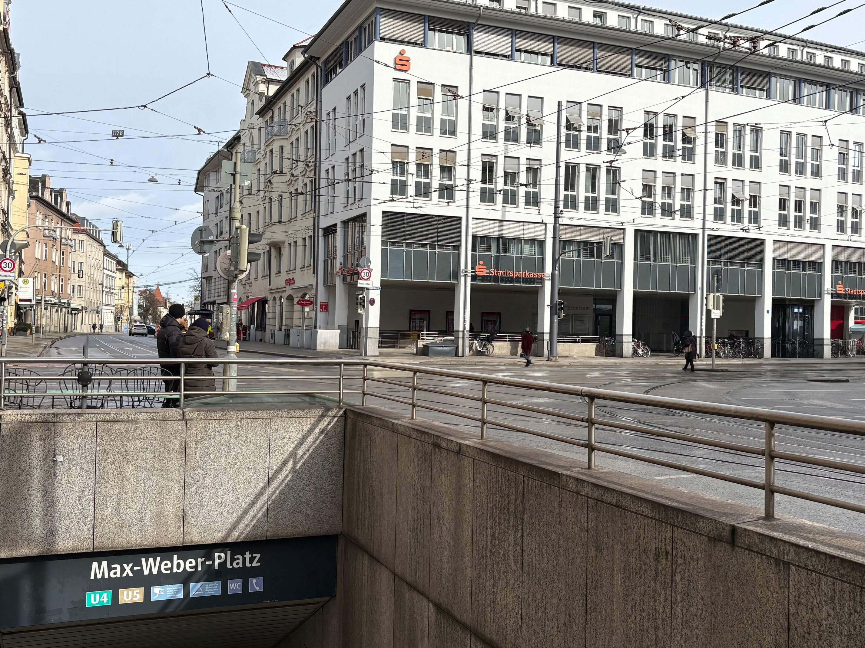 Gebäude Ärztezentrum Einsteinstraße München, Straßenbahnhaltestelle Max-Weber-Platz